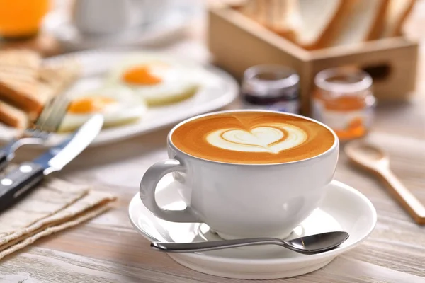 Tasse Kaffee Latte Mit Frühstück Auf Holztisch — Stockfoto