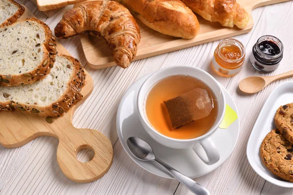 Vista Superior Xícara Chá Com Pães Pão Croissant Padaria Mesa — Fotografia de Stock