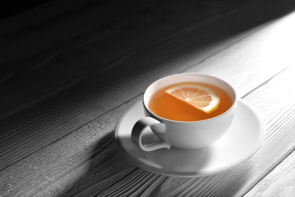 Чашка Чаю Лимоном Білому Дерев Яному Столі — стокове фото