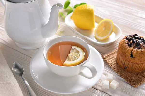 Чашка Чая Лимоном Кексом Белом Столе — стоковое фото