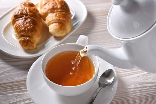 Forró Tea Öntése Egy Csésze Fehér Asztal Háttér — Stock Fotó