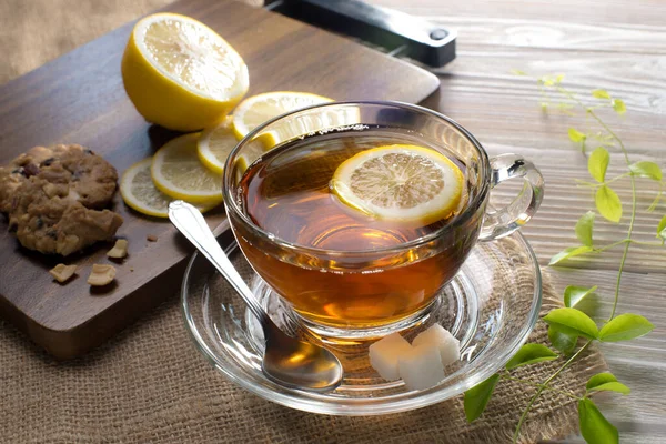 Чашка Чая Лимоном Деревянном Столе — стоковое фото