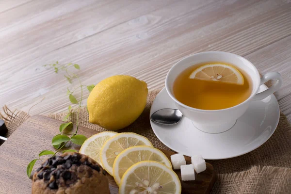Чашка Чая Лимоном Деревянном Столе — стоковое фото