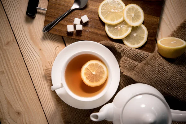 Imagem Vista Superior Uma Xícara Chá Com Limão Mesa Madeira — Fotografia de Stock