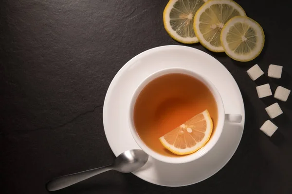 Изображение Сверху Чашки Чая Лимоном Фоне Черного Гранита — стоковое фото