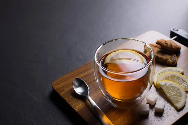 Xícara Chá Com Limão Fundo Granito Preto — Fotografia de Stock