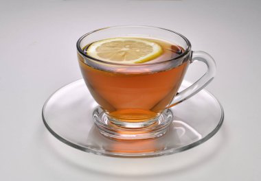 Beyaz arka planda limonlu çay.