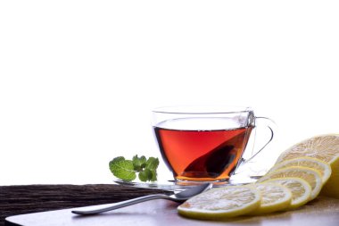  Beyaz zemin üzerinde limon olan şeffaf cam bardakta çay