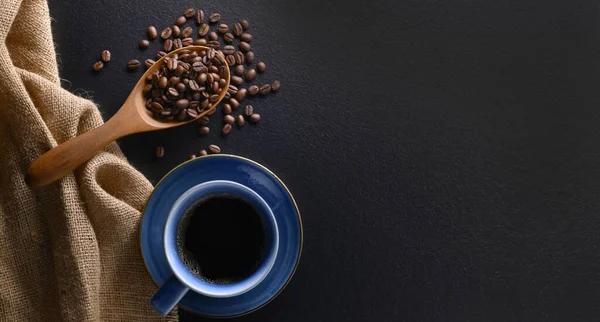 Top Kilátás Egy Csésze Kávé Kávébab Fekete Alapon — Stock Fotó
