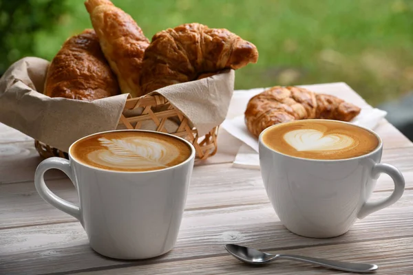 Kopp Kaffe Latte Och Croissant Vitt Träbord — Stockfoto