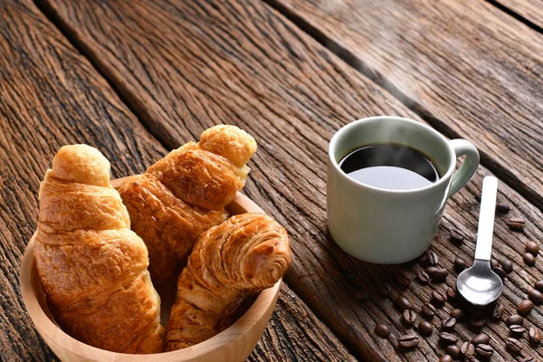 Kopp Kaffe Med Kaffebönor Och Croissant Träbord — Stockfoto