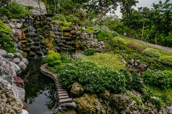 Vacker Trädgård Med Grön Gräsmatta Och Färgglada Blommor — Stockfoto