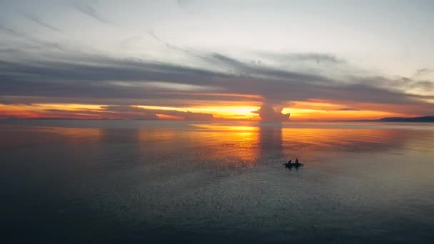un coucher de soleil sur un plan d'eau