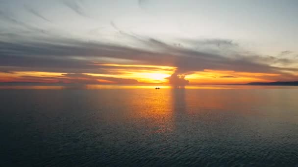 un coucher de soleil sur un plan d'eau