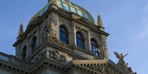 Prag 'daki Ulusal Müze - eski bir parça, binanın tepesinde cam kubbe, yeniden yapılanma ve gün batımı.