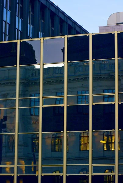 Wenceslas Meydanı 'ndaki Prag' ın merkezinde, binanın yeni bölümünün camlarında eski Ulusal Müzenin yansıması