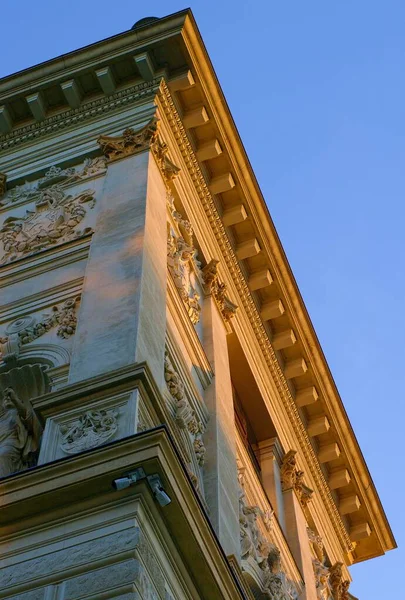 Prag 'daki Ulusal Müze yeniden yapılanmadan sonra, yeni görünüş, gün batımı yardım dekorasyonu, Wenceslas Meydanı