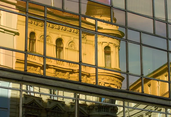 Camdaki sarı binanın yansıması. Barok balkonlu, Prag merkezli.