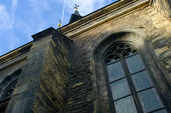 Prag 'daki gotik barok kilise azizi Peter, çan kulesiyle, gün batımında camlara mozaikle bakıyor.  