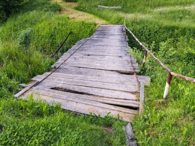 Bir dağ köyündeki eski ahşap köprü.