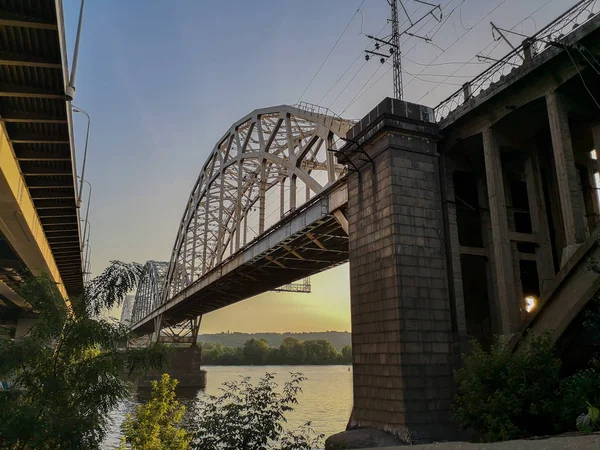 Entre duas grandes pontes na margem esquerda do rio Dnipro em — Fotografia de Stock