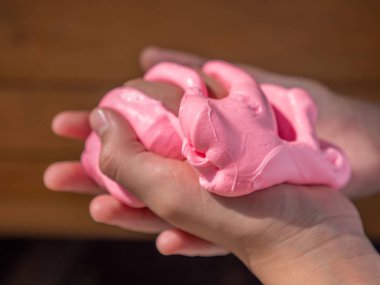 Popüler balçık oyuncağıyla oynamak.