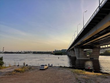 Ukrayna, Kyiv 'deki Dnipro nehri ve köprüsünün sol kıyısında..