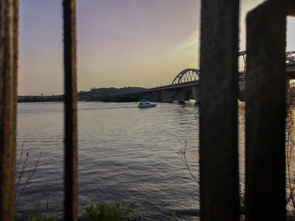 Bateau à moteur près du pont sur la rivière Dnipro à Kiev, Ukraine . — Photo