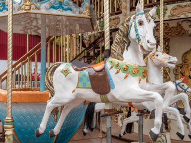 Eski moda bir atlıkarıncada at figürleri.