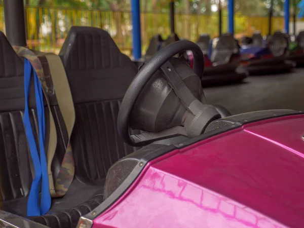Gros plan d'une voiture pare-chocs rétro rose avec deux sièges dans un parc luna — Photo