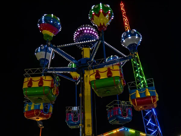 Carrossel Observação Panorâmica Grande Alta Destacado Por Luzes Coloridas Girando — Fotografia de Stock