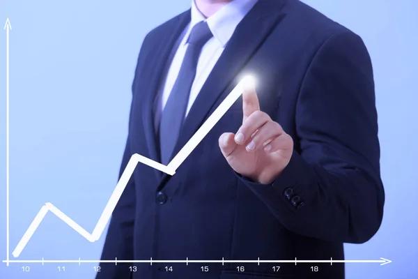 Hombre de negocios mostrando gráfico de ganancias — Foto de Stock