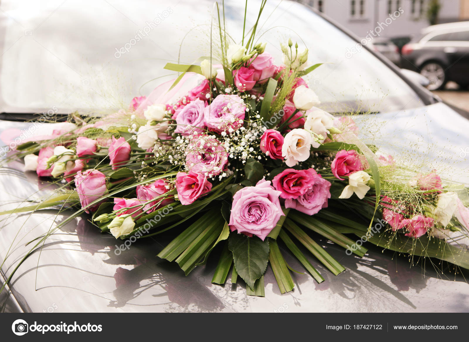 Décoration de fleurs voiture de mariage image libre de droit par