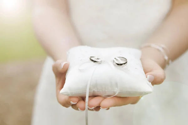 Anillos de boda en la almohada anillo — Foto de Stock