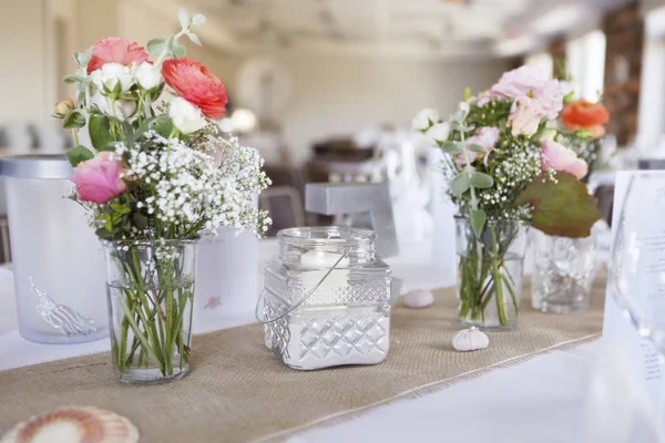 Flores en la mesa — Foto de Stock