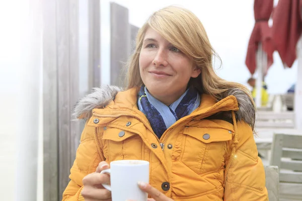 Vrouw is het drinken van thee — Stockfoto