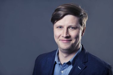 Adam stüdyoda gülümsüyor