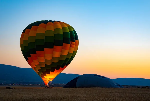 Globo Aire Caliente Completamente Inflado Antes Empezar Volar Temprano Mañana —  Fotos de Stock