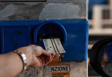 Roma, İtalya - 4 Eylül 2019: Nakliye için bilet veren kadın