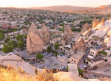 Goreme kasabası ve Türkiye 'nin Kapadokya vadileri üzerindeki hava manzarası.
