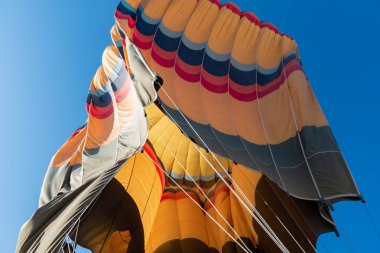 Kapadokya vadilerindeki uçuş sırasında sıcak hava balonunun yakın çekim görüntüsü.