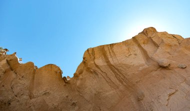 Mavi gökyüzü arka planlı büyük bir mağara.