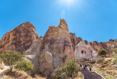 Dağlardaki antik manastır mağaraları
