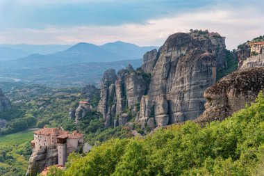 Rousanou St. Barbara Meteora, Kalabaka, Yunanistan ve Manastırı 'nın doğal kaya oluşumları. Ortodoks dini turizm manzarası.