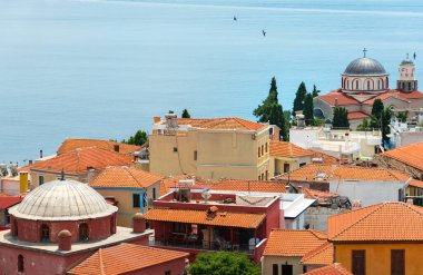 Şehrin deniz manzaralı çatısı