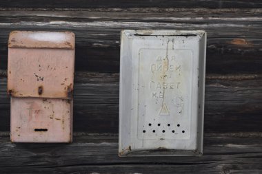 ahşap arka planda eski metal kutular