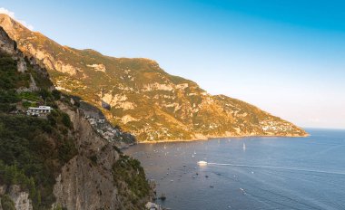 Güneşli gündüz deniz manzarası