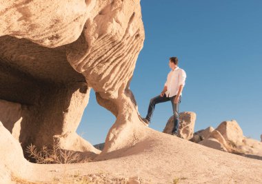 Kapadokya 'nın Kırmızı Gül Vadisi' nde poz veren genç adam, Türkiye.