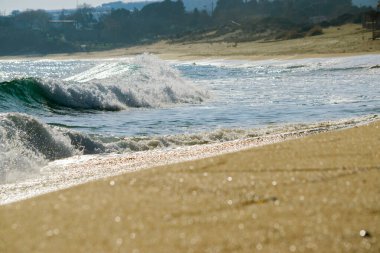 Büyük deniz dalgaları kumsala çarpıyor..