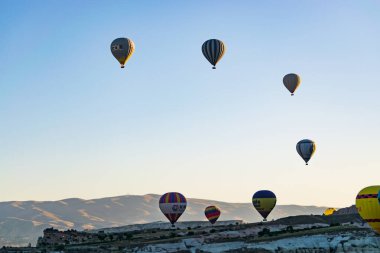 Kapadokya vadilerindeki uçuş sırasında sıcak hava balonunun yakın çekim görüntüsü.